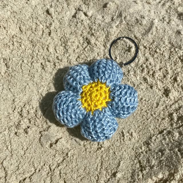 Chaveiro de flor azul em crochê publicado pela Ponto a Ponto