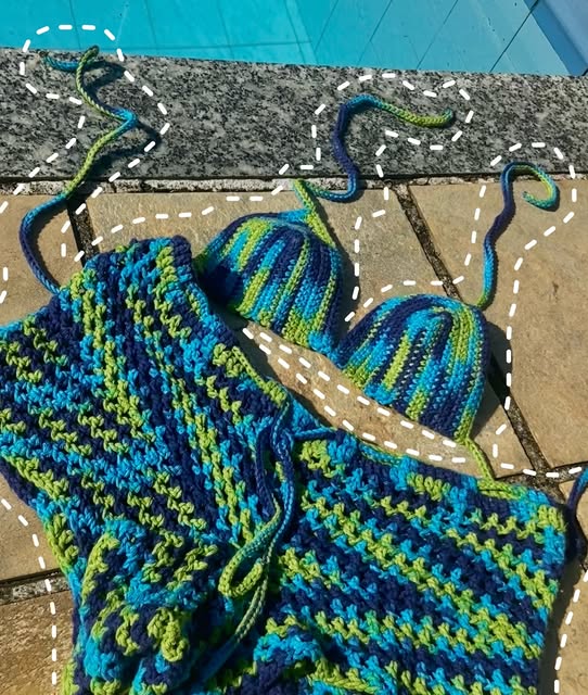Conjunto azul e verde de crochê publicado pela Ponto a Ponto